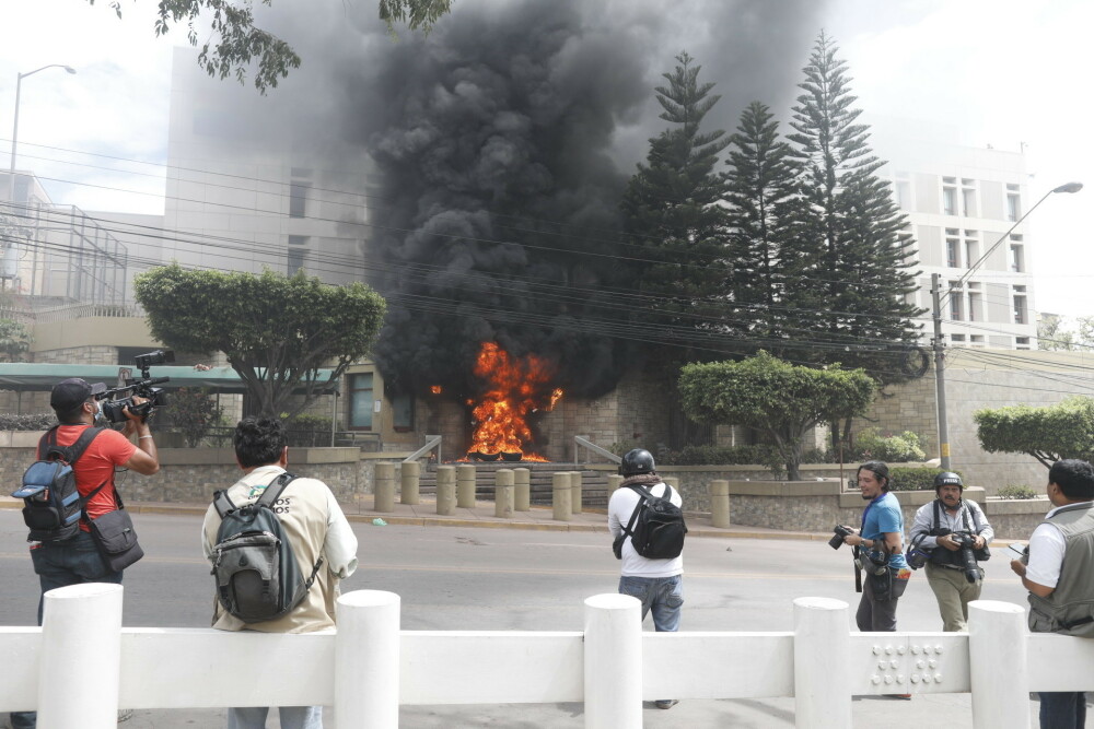 Ţara unde oamenii au încercat să incendieze ambasada SUA. Reacţia americanilor - Imaginea 6