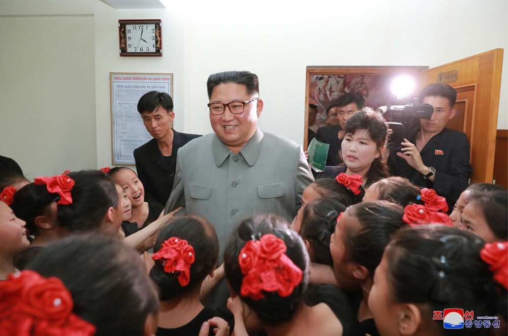 Kim Jong-un îmbrățișând copii, la o zi după ce ar fi executat mai mulți oficiali - Imaginea 1