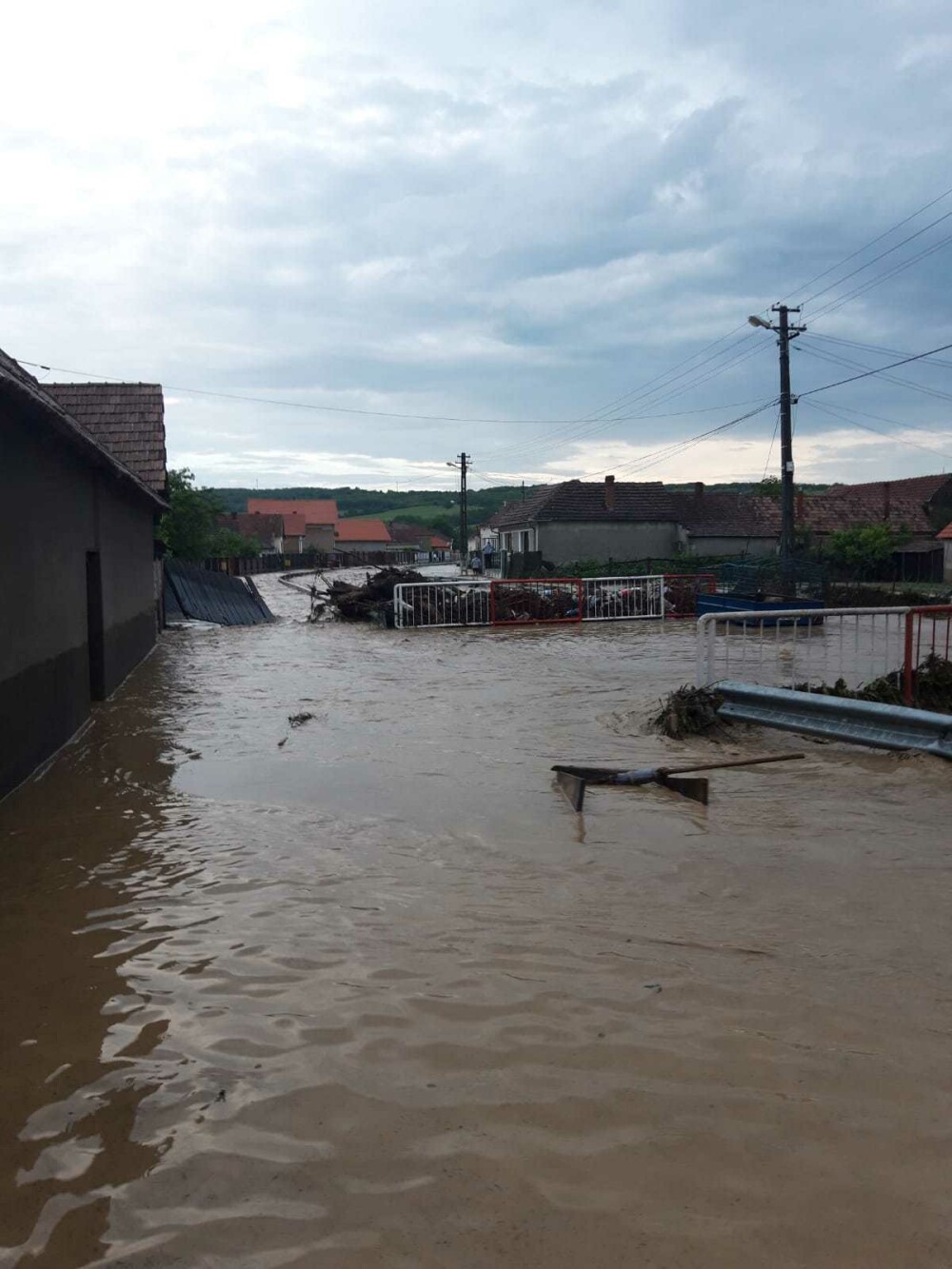 Mai multe localități, lovite de viitură. Mașinile au fost luate de ape. GALERIE FOTO - Imaginea 7