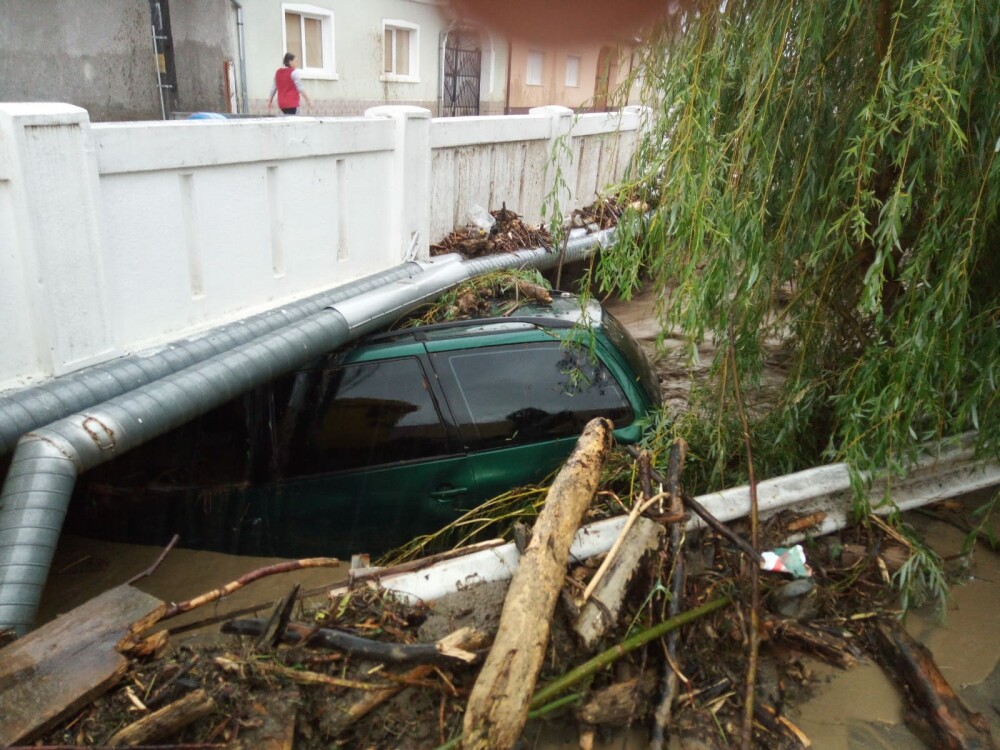 Mai multe localități, lovite de viitură. Mașinile au fost luate de ape. GALERIE FOTO - Imaginea 11