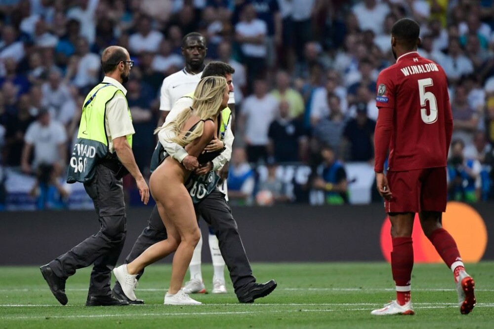 O femeie a pătruns pe teren în timpul finalei UEFA Champions League. VIDEO - Imaginea 1