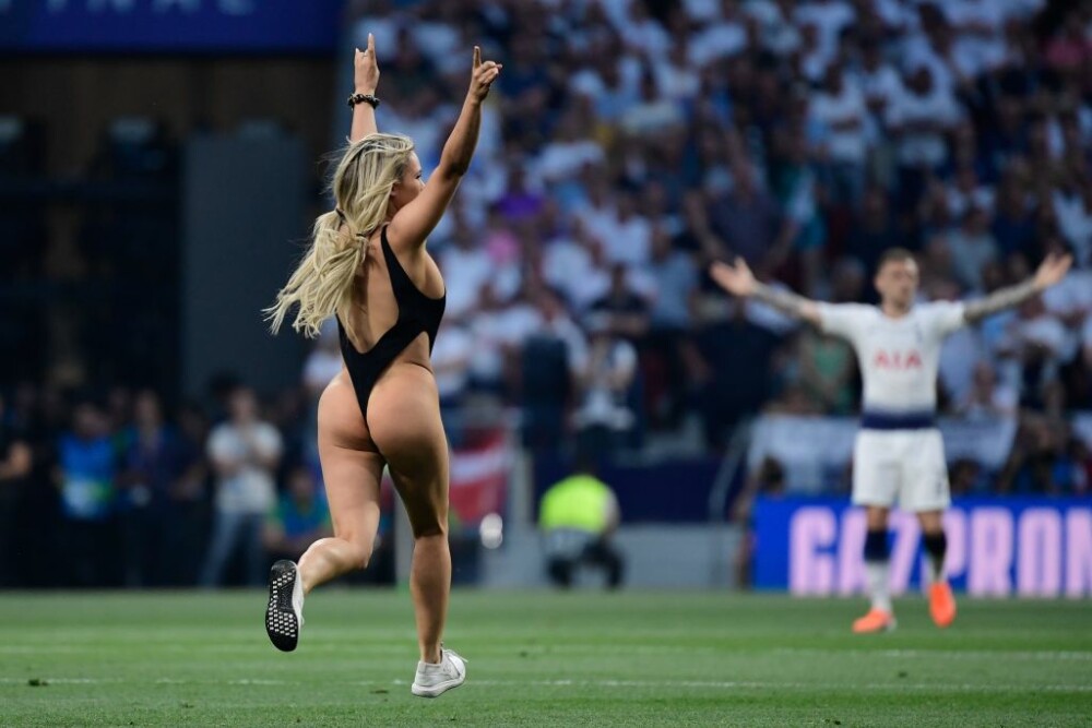 O femeie a pătruns pe teren în timpul finalei UEFA Champions League. VIDEO - Imaginea 2