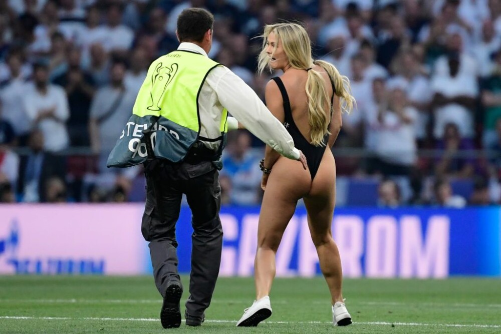 O femeie a pătruns pe teren în timpul finalei UEFA Champions League. VIDEO - Imaginea 3