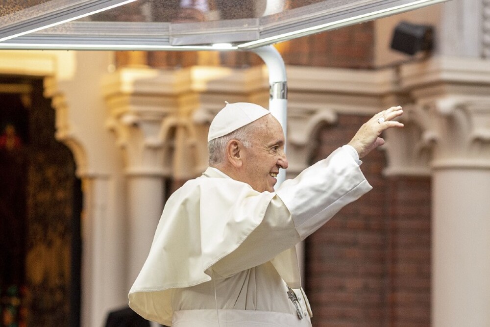 Papa Francisc a părăsit România. La finalul vizitei istorice, Papa a făcut o plecăciune și i-a binecuvântat pe oameni - Imaginea 1