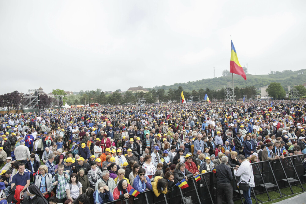 Papa Francisc a părăsit România. La finalul vizitei istorice, Papa a făcut o plecăciune și i-a binecuvântat pe oameni - Imaginea 2