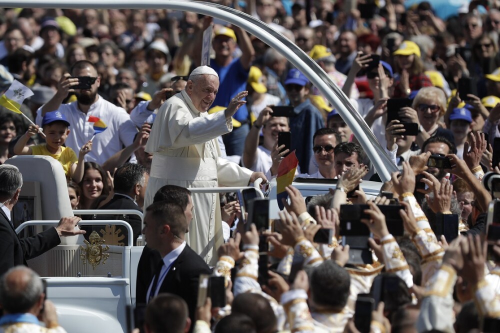 Papa Francisc a părăsit România. La finalul vizitei istorice, Papa a făcut o plecăciune și i-a binecuvântat pe oameni - Imaginea 3