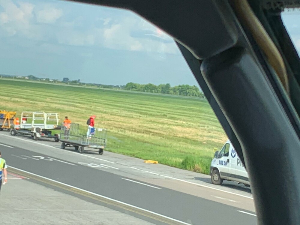 Ce a putut face un pasager lângă pista aeroportului Otopeni, înainte să urce în avion - Imaginea 1