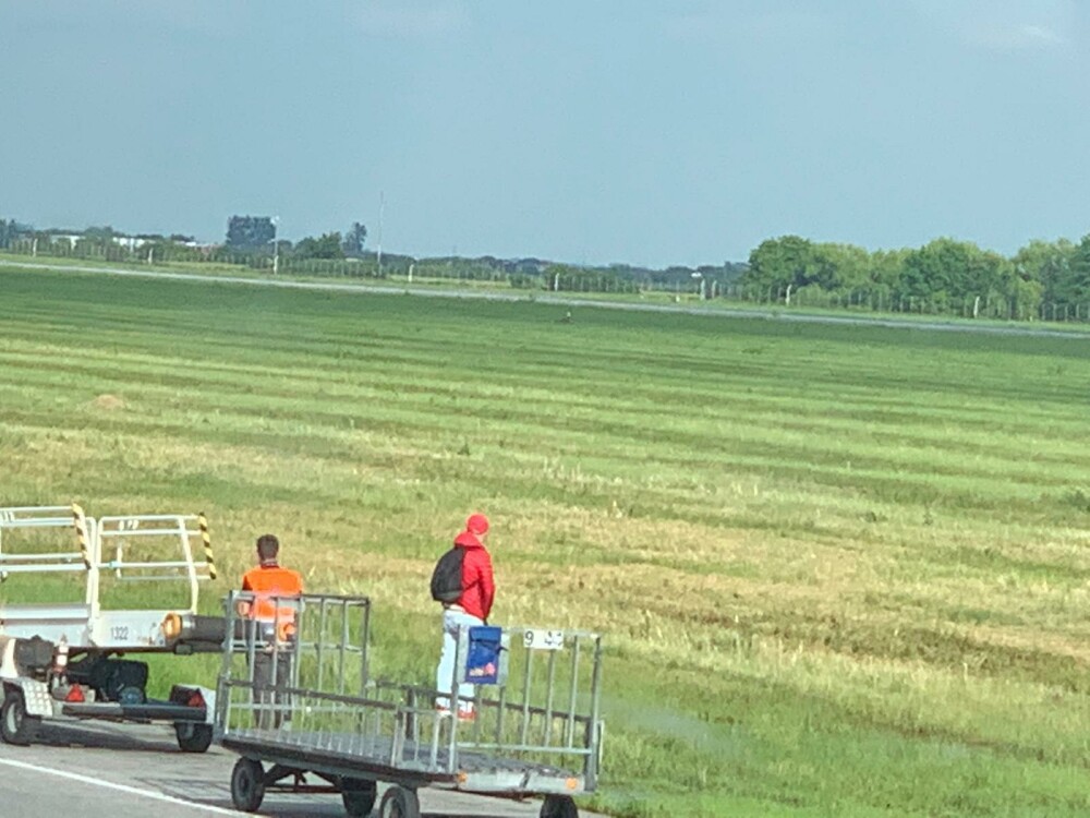 Ce a putut face un pasager lângă pista aeroportului Otopeni, înainte să urce în avion - Imaginea 2