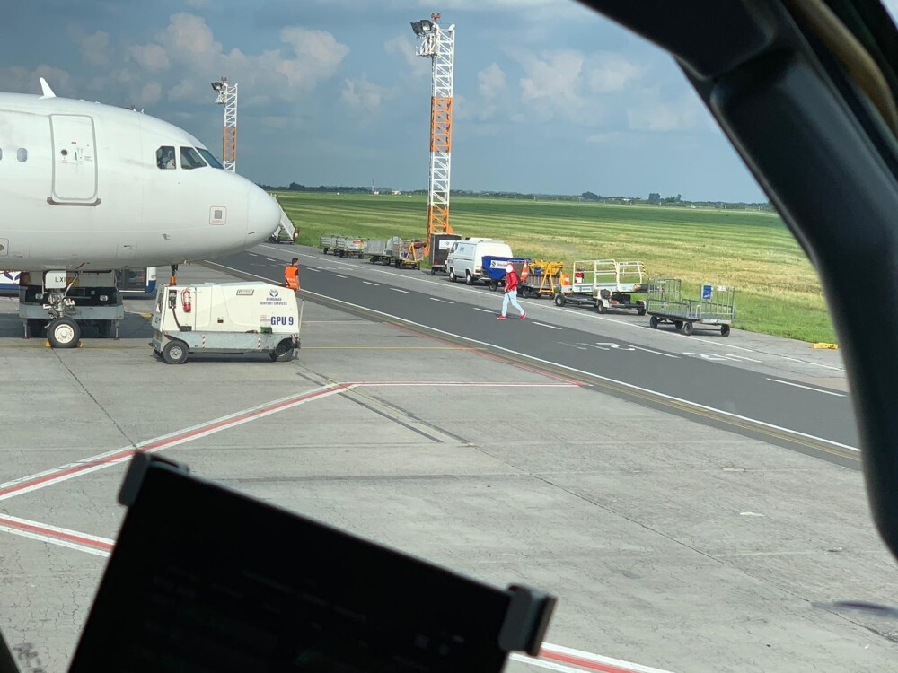 Ce a putut face un pasager lângă pista aeroportului Otopeni, înainte să urce în avion - Imaginea 5