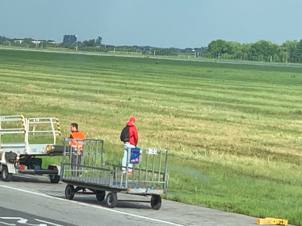Ce a putut face un pasager lângă pista aeroportului Otopeni, înainte să urce în avion - Imaginea 3