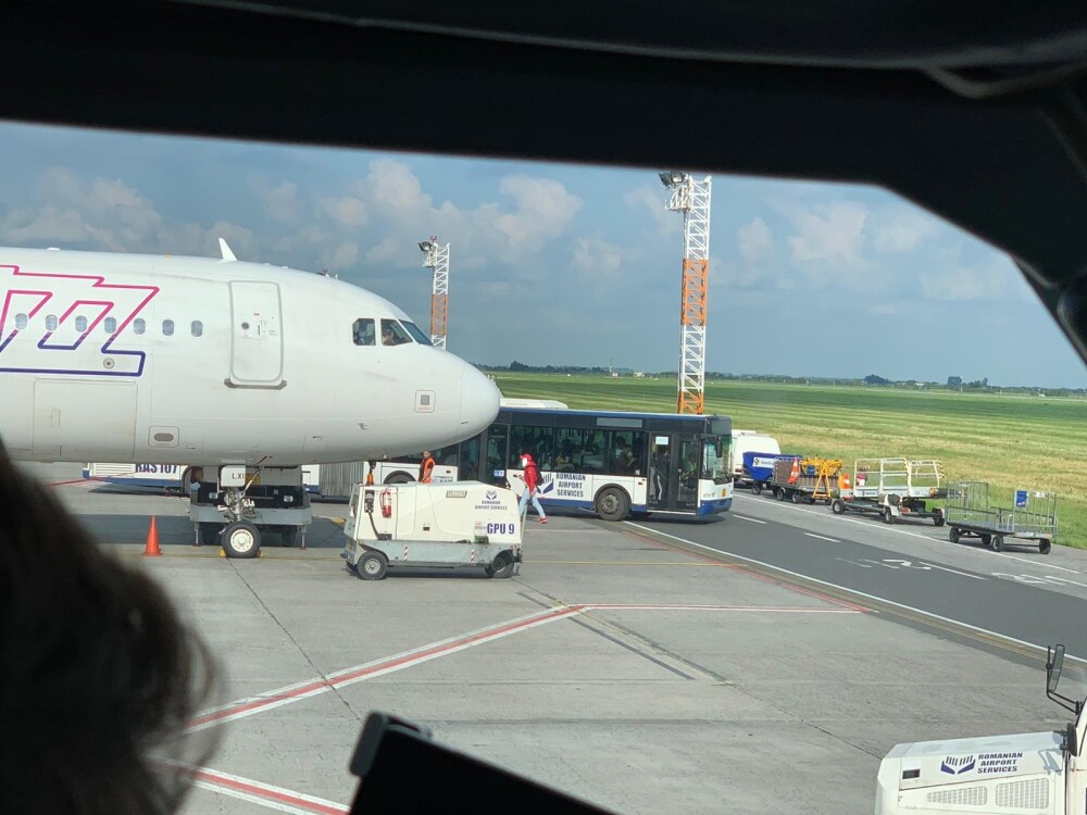 Ce a putut face un pasager lângă pista aeroportului Otopeni, înainte să urce în avion - Imaginea 6