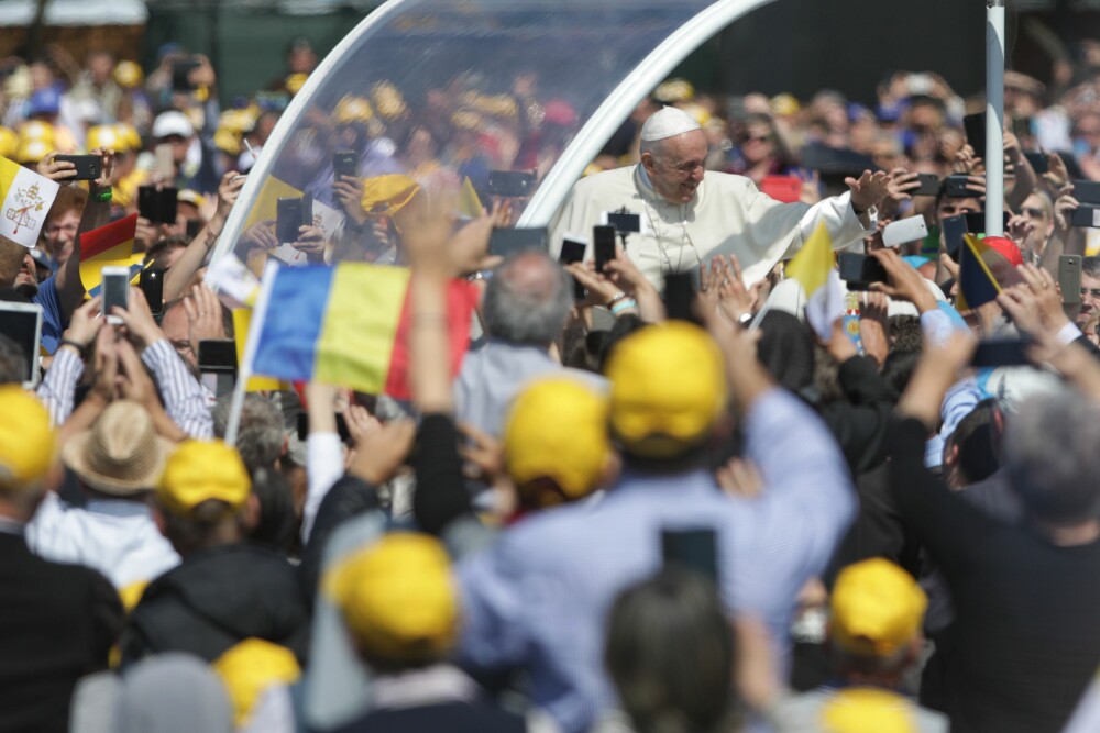 Papa Francisc a părăsit România. La finalul vizitei istorice, Papa a făcut o plecăciune și i-a binecuvântat pe oameni - Imaginea 4