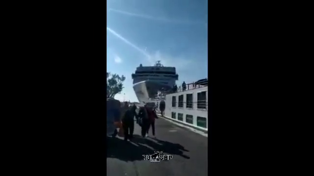 Momentul în care un vas de croazieră lovește o altă navă și intră în docuri în Italia. VIDEO - Imaginea 1