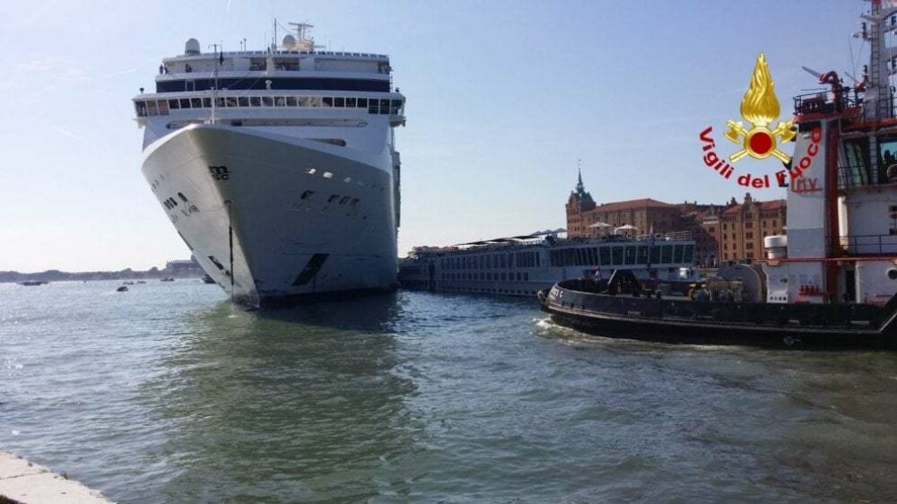 Momentul în care un vas de croazieră lovește o altă navă și intră în docuri în Italia. VIDEO - Imaginea 5