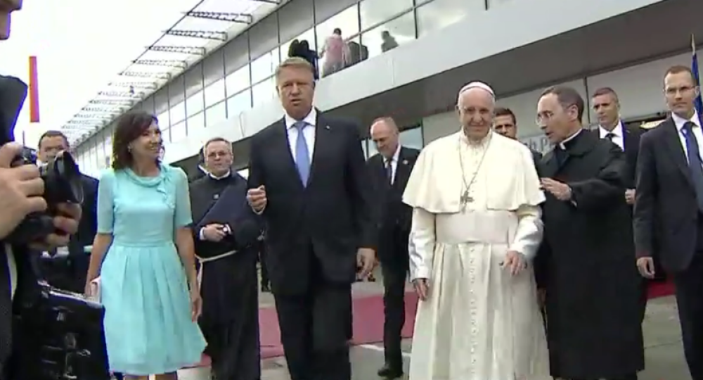 Papa Francisc a părăsit România. La finalul vizitei istorice, Papa a făcut o plecăciune și i-a binecuvântat pe oameni - Imaginea 5