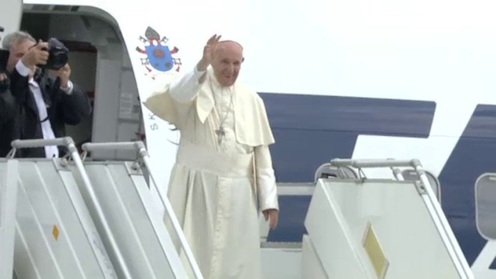 Papa Francisc a părăsit România. La finalul vizitei istorice, Papa a făcut o plecăciune și i-a binecuvântat pe oameni - Imaginea 6
