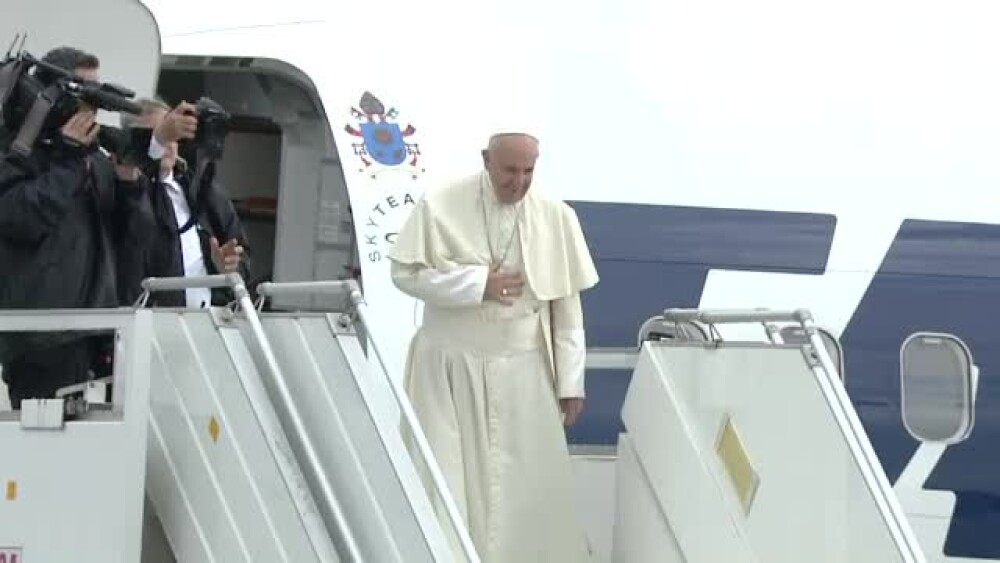 Papa Francisc a părăsit România. La finalul vizitei istorice, Papa a făcut o plecăciune și i-a binecuvântat pe oameni - Imaginea 7