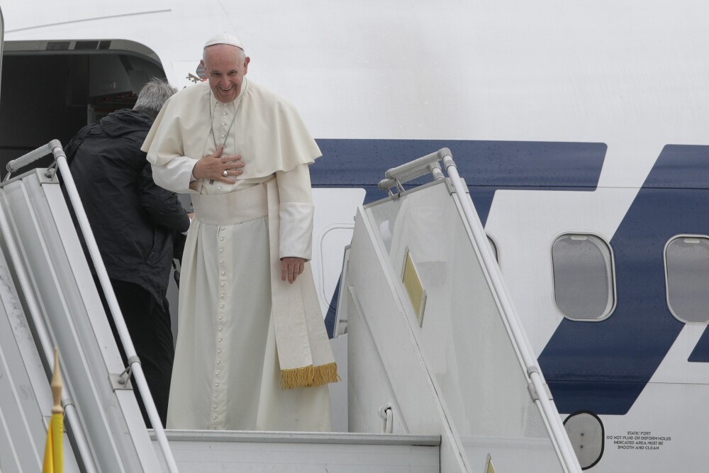 Papa Francisc a părăsit România. La finalul vizitei istorice, Papa a făcut o plecăciune și i-a binecuvântat pe oameni - Imaginea 10