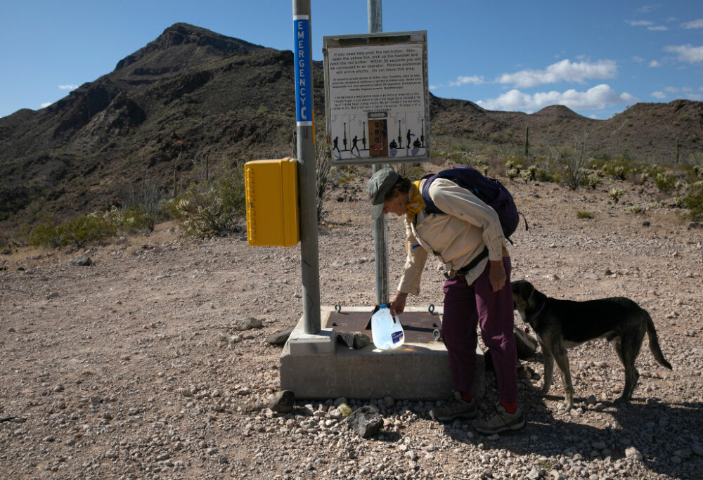 Ce riscă un voluntar care le-a dat apă și mâncare migranților de la granița cu SUA. FOTO - Imaginea 6