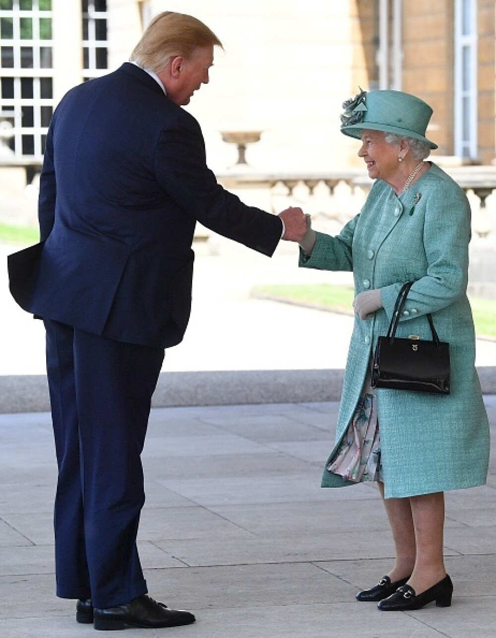 Donald Trump, criticat pentru modul ”ciudat” în care a salutat-o pe regina Elisabeta - Imaginea 4