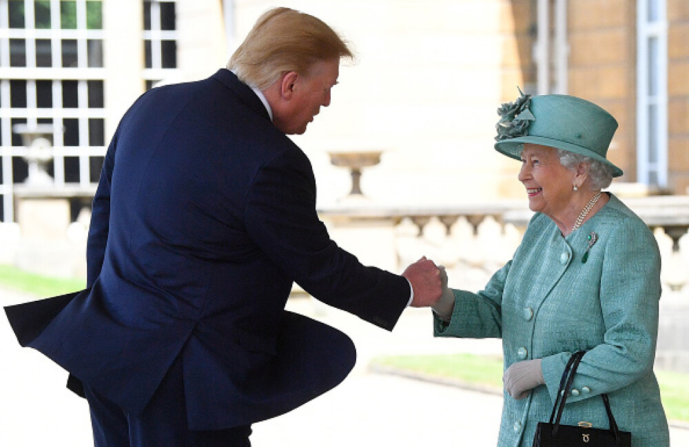 Donald Trump, criticat pentru modul ”ciudat” în care a salutat-o pe regina Elisabeta - Imaginea 3