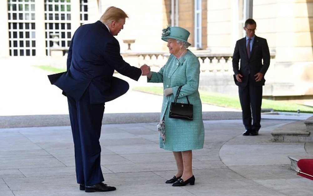 Donald Trump, criticat pentru modul ”ciudat” în care a salutat-o pe regina Elisabeta - Imaginea 1