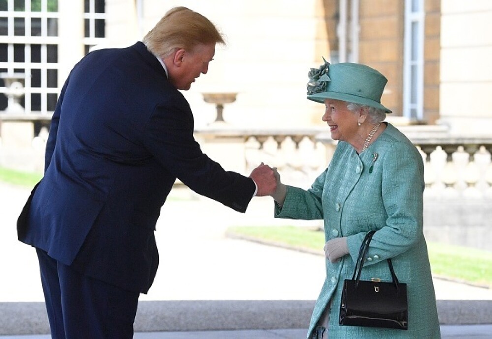 Donald Trump, criticat pentru modul ”ciudat” în care a salutat-o pe regina Elisabeta - Imaginea 2