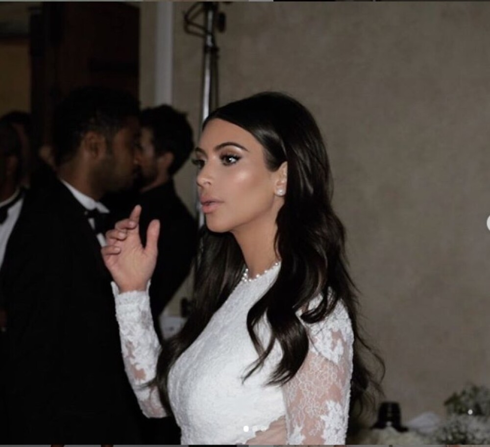 Ținuta purtată de Kim Kardashian la restaurant. Formele sale au atras toate privirile. FOTO - Imaginea 9