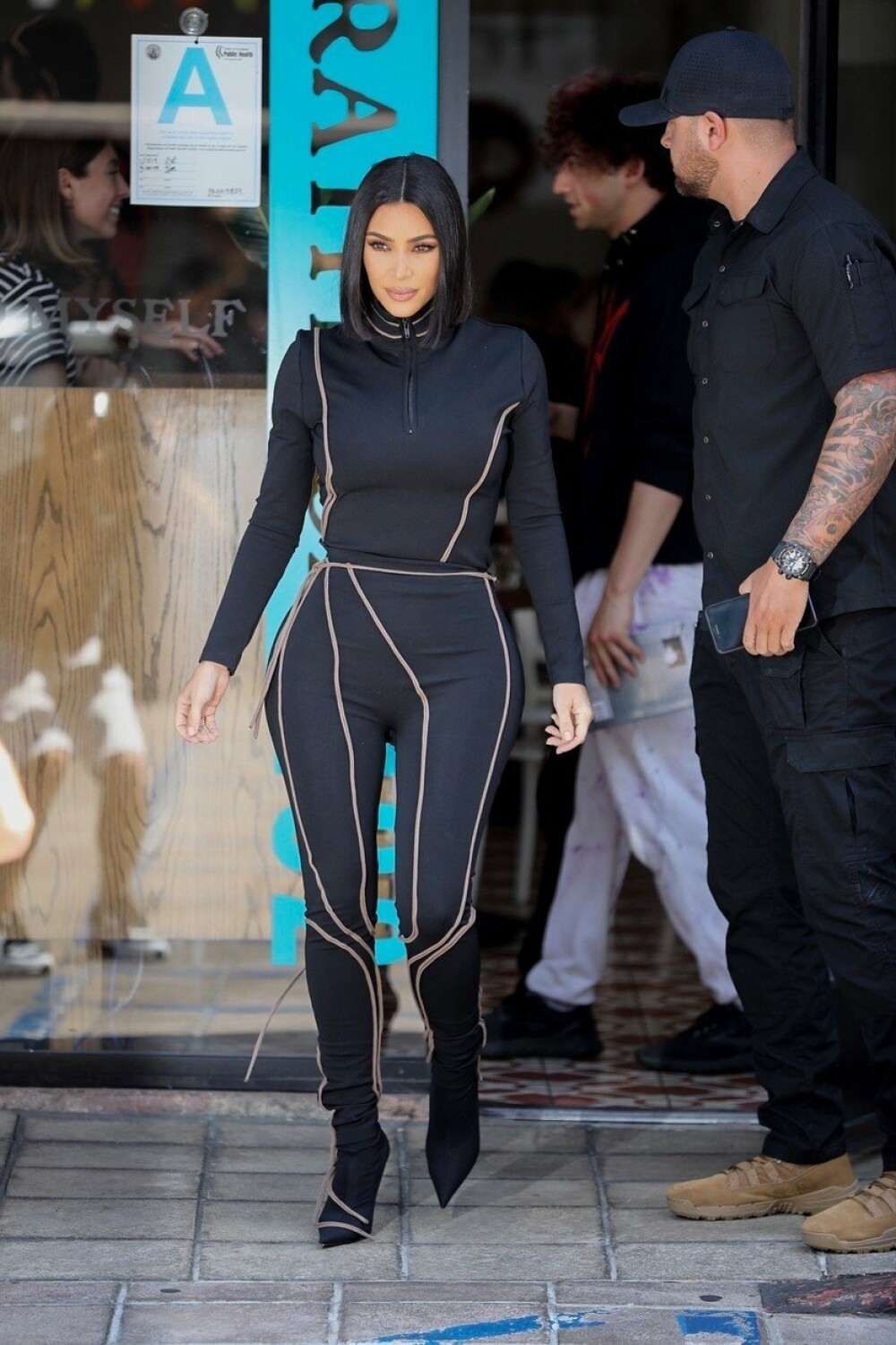 Ținuta purtată de Kim Kardashian la restaurant. Formele sale au atras toate privirile. FOTO - Imaginea 8