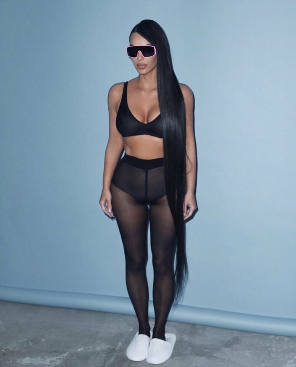 Ținuta purtată de Kim Kardashian la restaurant. Formele sale au atras toate privirile. FOTO - Imaginea 6