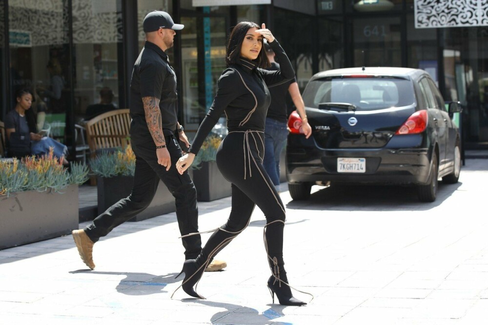 Ținuta purtată de Kim Kardashian la restaurant. Formele sale au atras toate privirile. FOTO - Imaginea 2