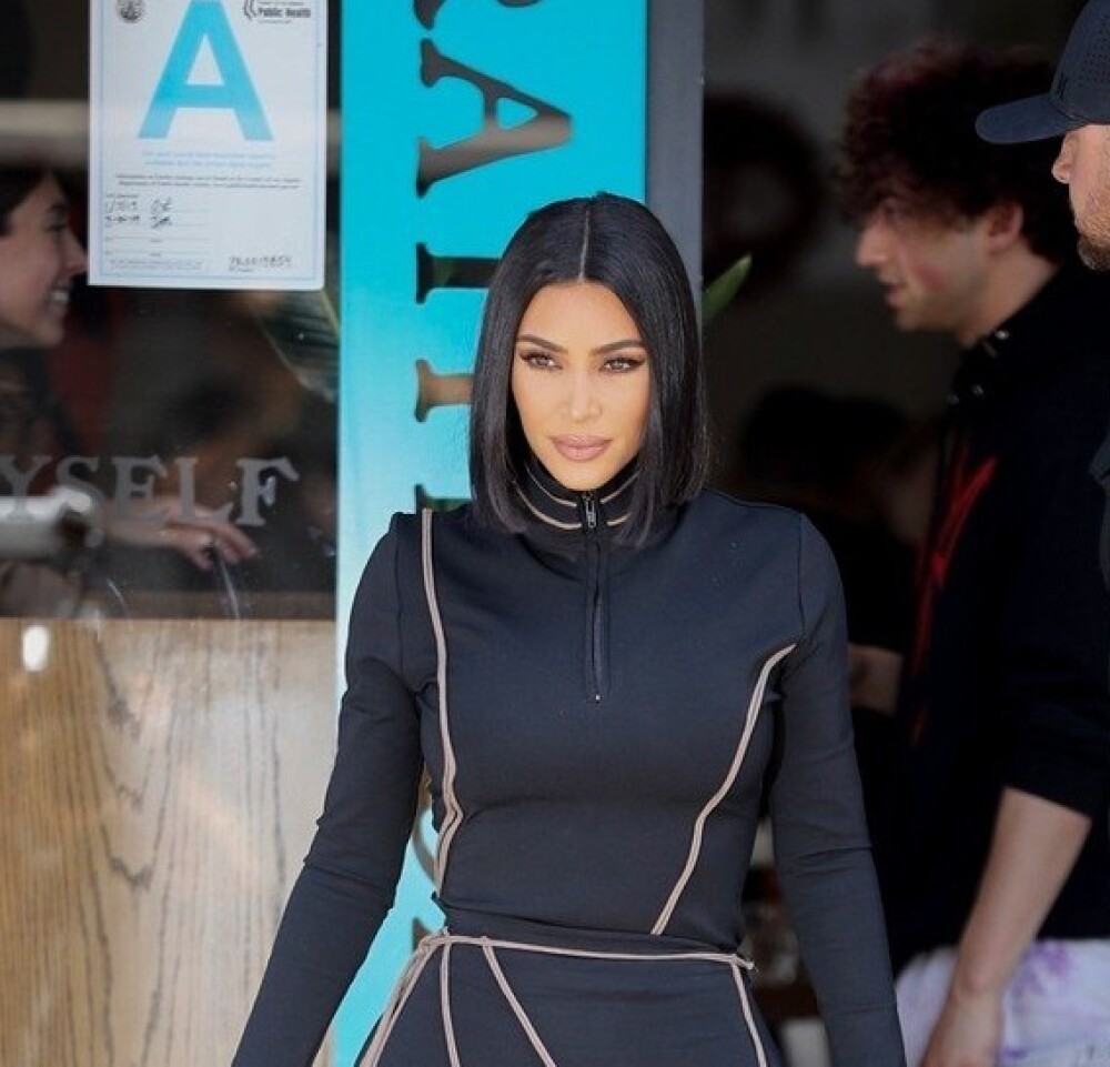Ținuta purtată de Kim Kardashian la restaurant. Formele sale au atras toate privirile. FOTO - Imaginea 14