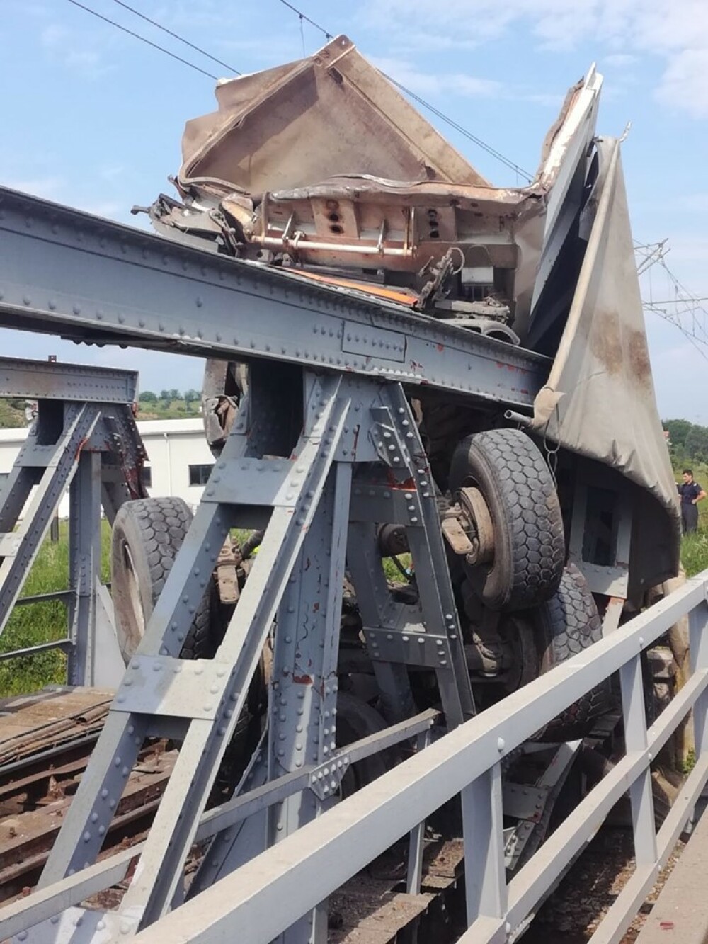 ANIMAȚIE GRAFICĂ cu trenul deraiat după ce a lovit un camion în Bacău - Imaginea 16