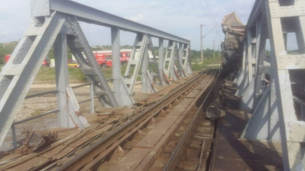 ANIMAȚIE GRAFICĂ cu trenul deraiat după ce a lovit un camion în Bacău - Imaginea 4