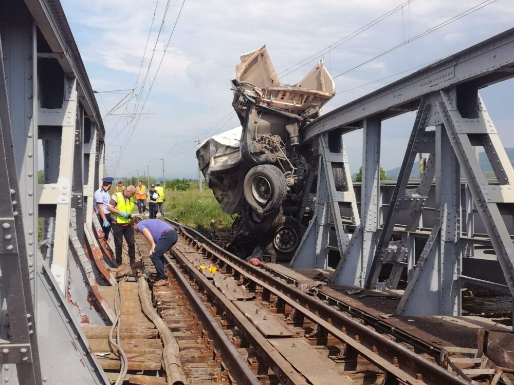 ANIMAȚIE GRAFICĂ cu trenul deraiat după ce a lovit un camion în Bacău - Imaginea 2