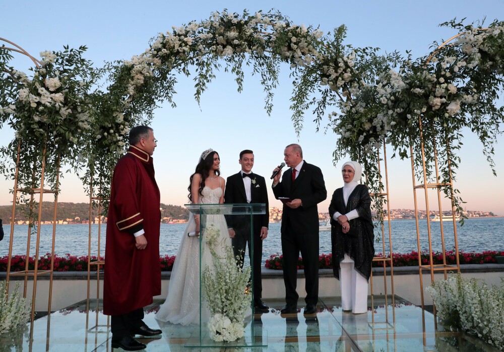 Președintele turc, Erdogan, cavaler de onoare la nunta fotbalistului Mesut Ozil - Imaginea 4