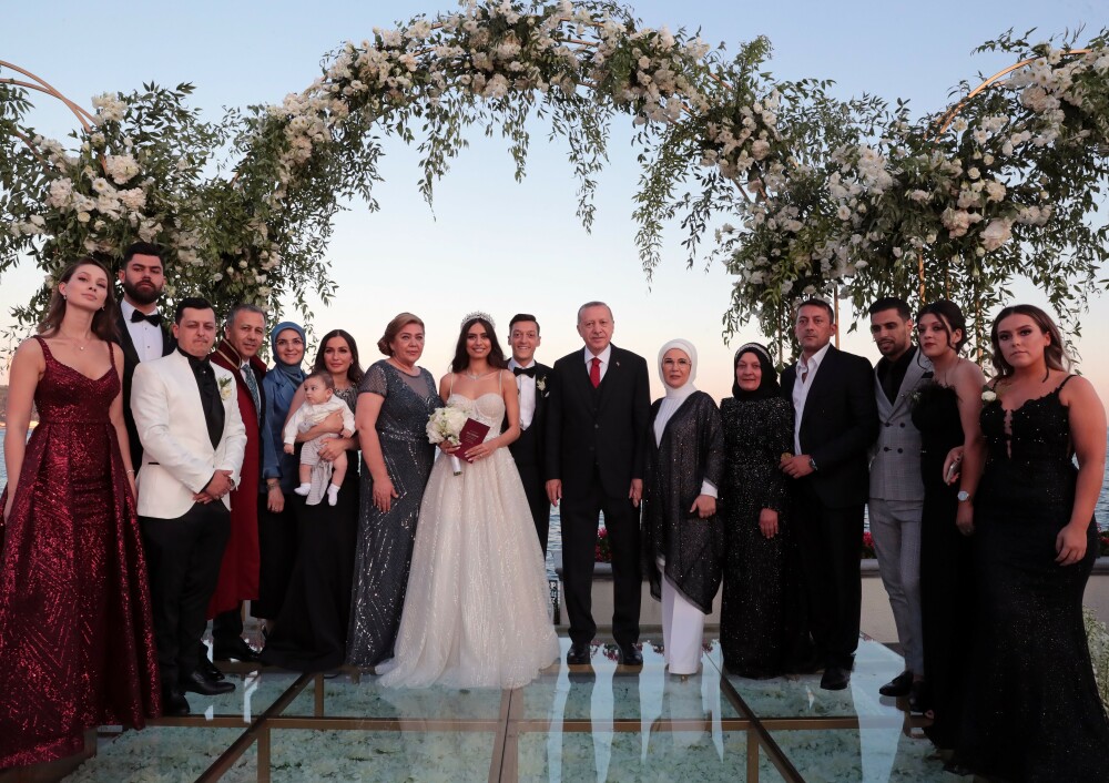 Președintele turc, Erdogan, cavaler de onoare la nunta fotbalistului Mesut Ozil - Imaginea 3