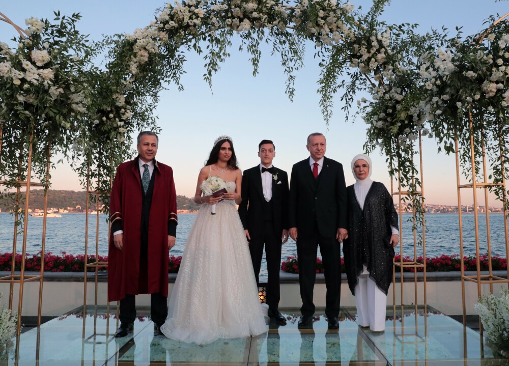 Președintele turc, Erdogan, cavaler de onoare la nunta fotbalistului Mesut Ozil - Imaginea 2