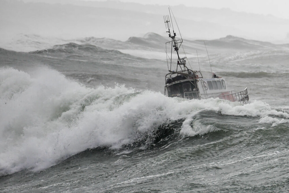 Furtună devastatoare în Franța: Trei oameni au murit încercând să salveze un pescar. FOTO - Imaginea 3