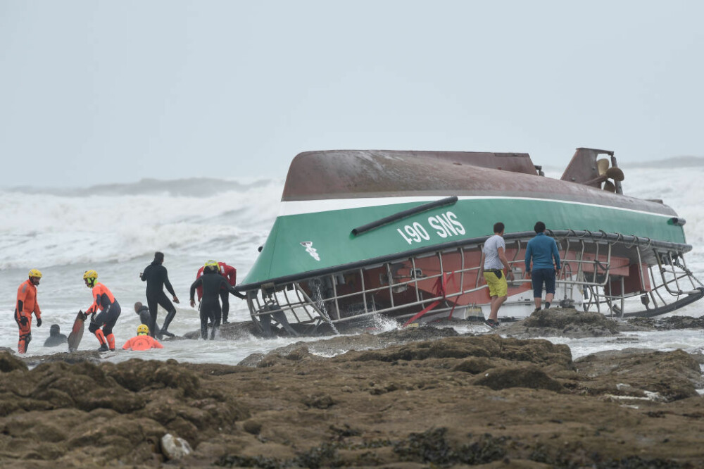 Furtună devastatoare în Franța: Trei oameni au murit încercând să salveze un pescar. FOTO - Imaginea 2