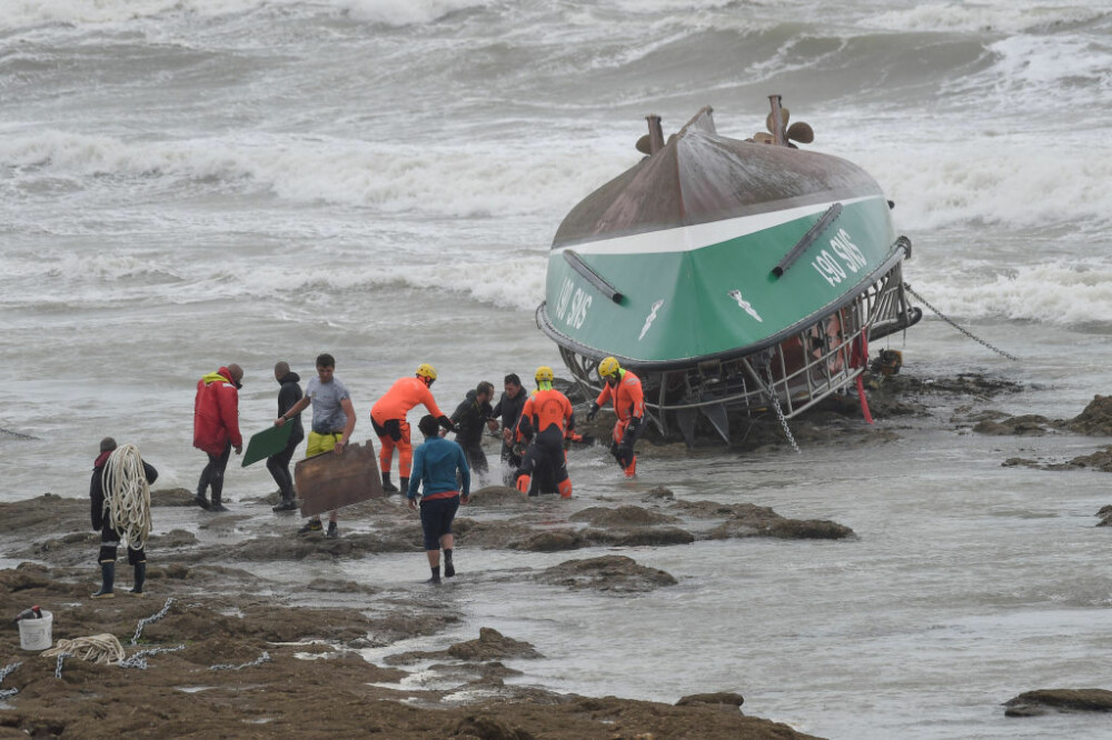Furtună devastatoare în Franța: Trei oameni au murit încercând să salveze un pescar. FOTO - Imaginea 1