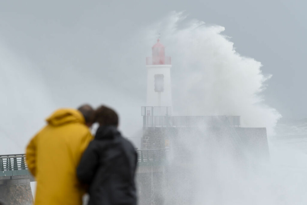 Furtună devastatoare în Franța: Trei oameni au murit încercând să salveze un pescar. FOTO - Imaginea 9