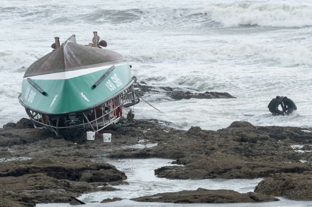 Furtună devastatoare în Franța: Trei oameni au murit încercând să salveze un pescar. FOTO - Imaginea 4
