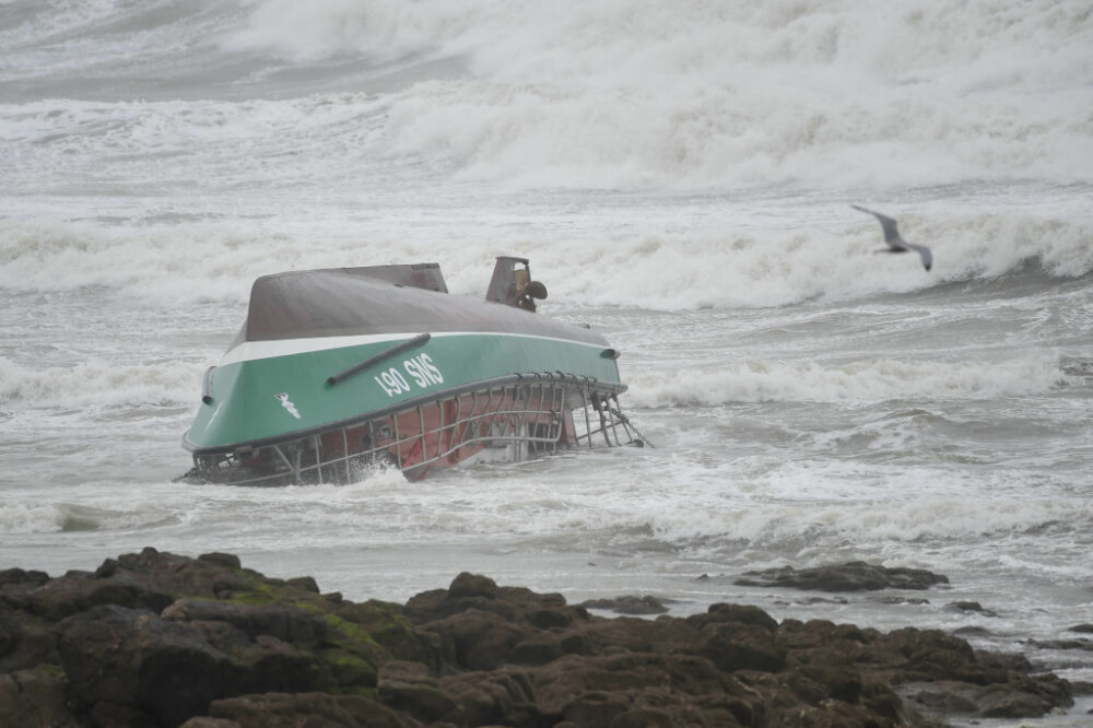 Furtună devastatoare în Franța: Trei oameni au murit încercând să salveze un pescar. FOTO - Imaginea 5