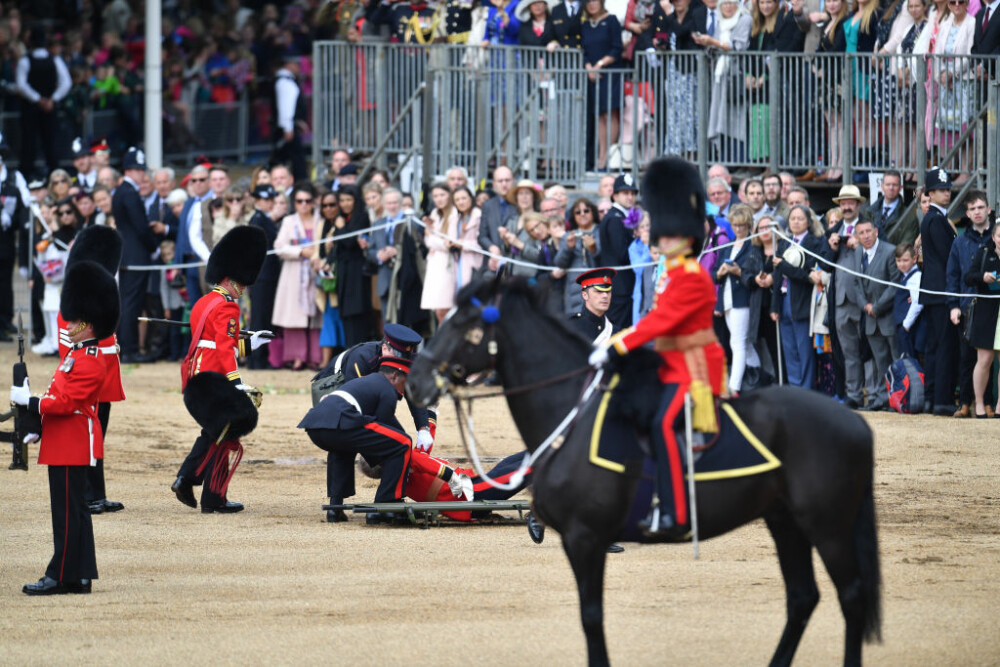 Incident la Londra. Un soldat a căzut de pe cal chiar în fața Reginei Elisabeta - Imaginea 3