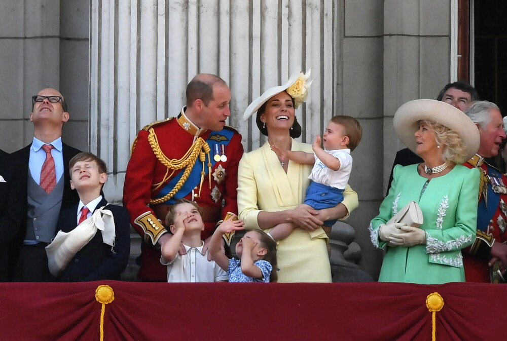 Prințul Louis la primul său eveniment cu familia regală. Cum a făcut cu mâna de la balcon - Imaginea 2