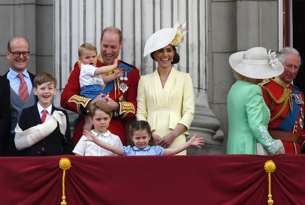Prințul Louis la primul său eveniment cu familia regală. Cum a făcut cu mâna de la balcon - Imaginea 3