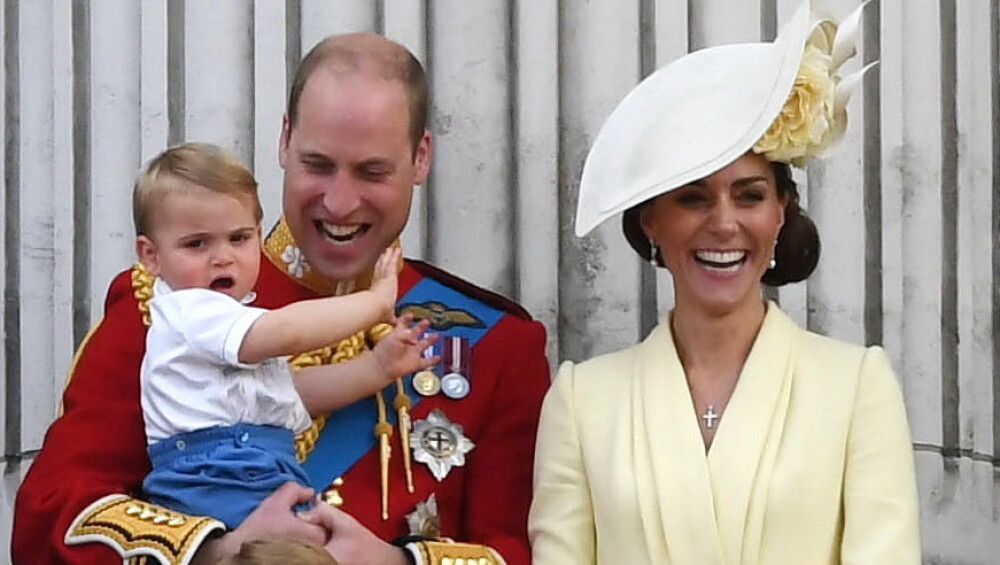 Prințul Louis la primul său eveniment cu familia regală. Cum a făcut cu mâna de la balcon - Imaginea 4