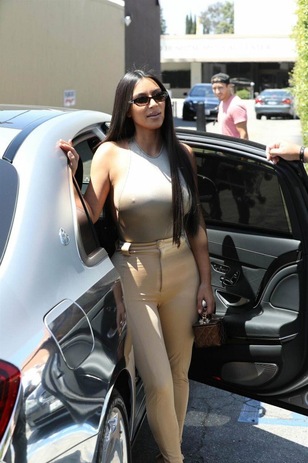 Kim Kardashian a întors toate privirile. Ținuta purtată la un prânz cu sora ei Khloe - Imaginea 10