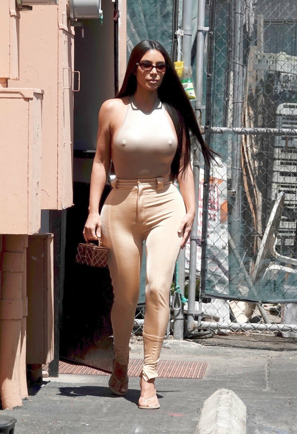 Kim Kardashian a întors toate privirile. Ținuta purtată la un prânz cu sora ei Khloe - Imaginea 8